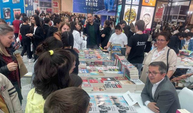 Gazeteci Salantur, 20. Ankara Kitap Fuarı’nda okurlarıyla buluştu