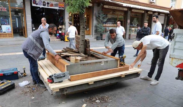 Gazi Caddesi bankları yenilendi