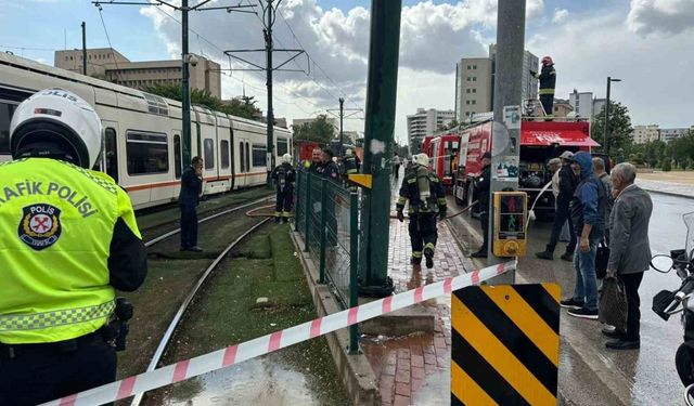 Gaziantep’te tramvayın üzerine yıldırım düştü