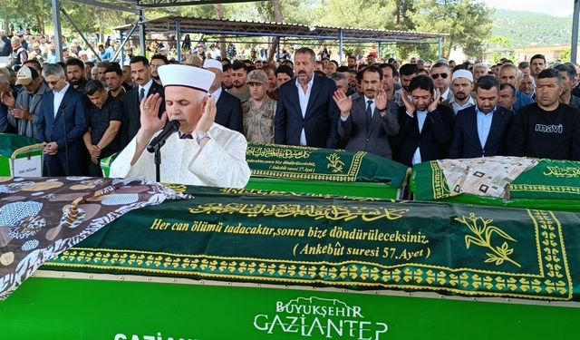 Gaziantep’teki feci kazada ölenlerin cenazeleri defnedildi