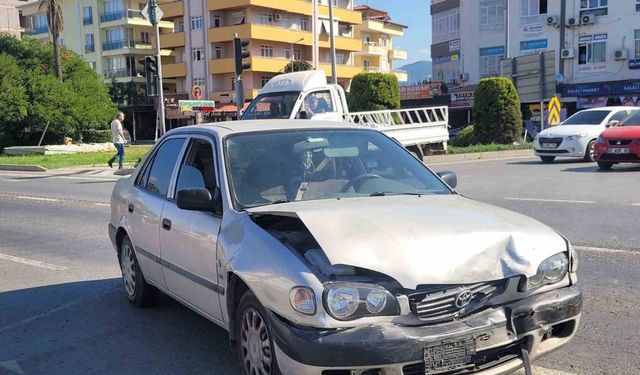 Gazipaşa’da 2 otomobil çarpıştı, sürücü ehliyetsiz ve 17 yaşında çıktı: 4 yaralı