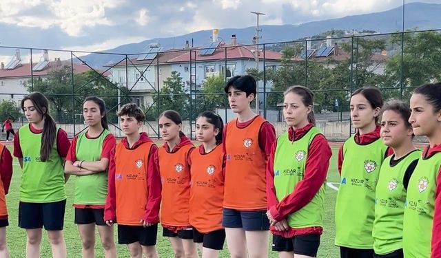 Gençlergücü Kadın Futbol Takımı, önyargıları kırarak kadının gücünü gösterdi