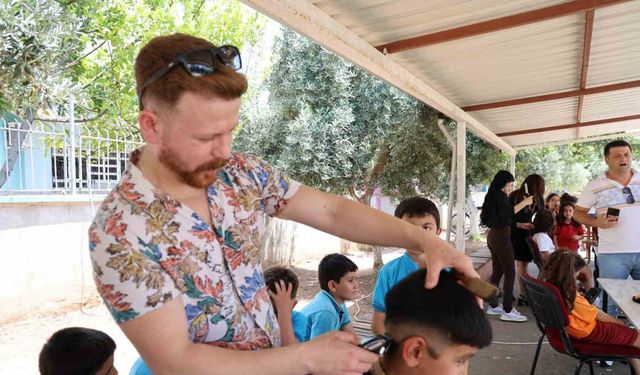 Gönüllü kuaförlerden okul bahçesinde ücretsiz tıraş