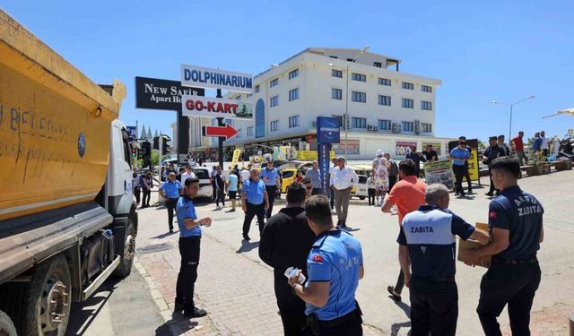 Görüntü kirliliği oluşturup sokak trafiğini zora sokarak turizmi olumsuz etkileyen yapı işgalleri kaldırılıyor