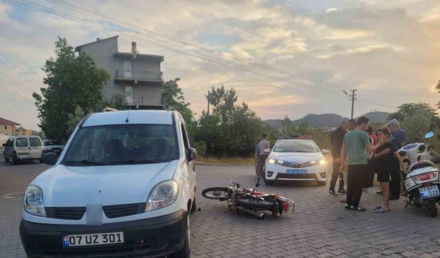 Hafif ticari araçla motosiklet çarpıştı: 1 yaralı