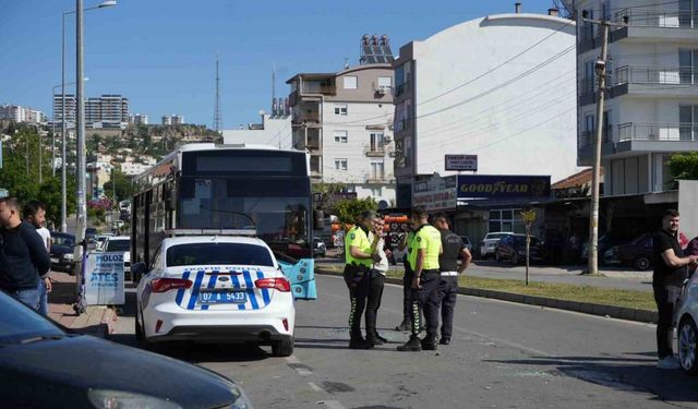 Halk otobüsü trafik ışıklarında bekleyen araçların arasına daldı: 3 yaralı