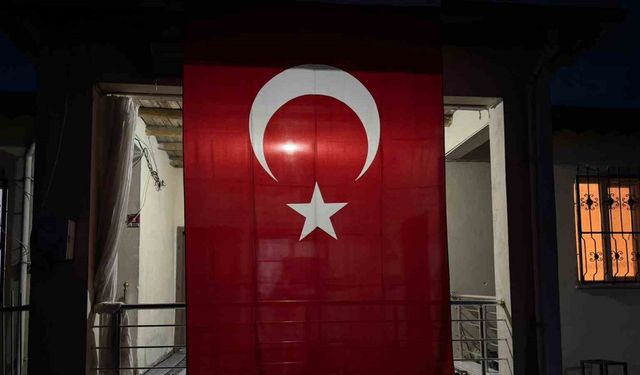 Iğdırlı şehidin baba evine Türk bayrağı asıldı