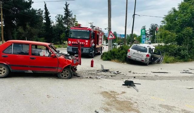 İki otomobilin çarpıştığı kazada 1 kişi öldü, 2 kişi yaralandı