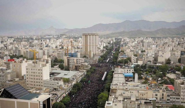 İran Cumhurbaşkanı Reisi’yi 3 milyon kişi son yolculuğuna uğurladı