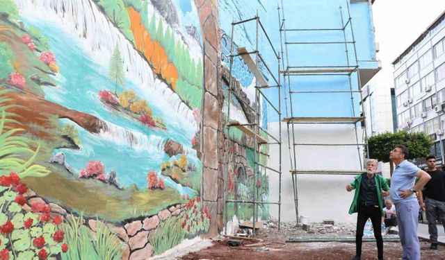 İskenderun’da depremin izleri duvarlara çizilen resimlerle siliniyor