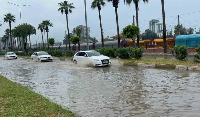 İskenderun’da sağanak yağışla caddeler göle döndü