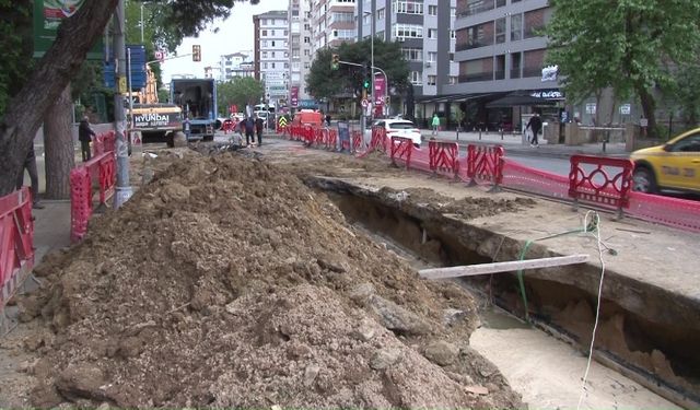 Kadıköy’de İBB’nin alt yapı çalışmalarında rögar kapağı patladı, yollar göle döndü