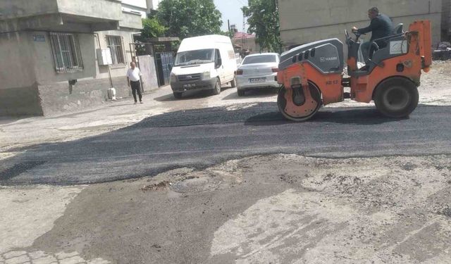 Kahramanmaraş’ta mahallelerde asfalt tamiratı çalışmaları devam ediyor