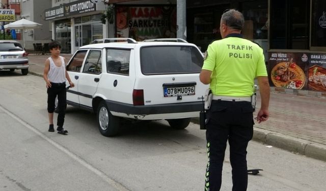 Kamyonetten düşen çocuk minibüsün altında kalmaktan son anda kurtuldu