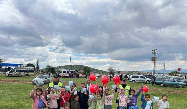 Karacasu jandarması vatandaşları trafik konusunda bilgilendirdi