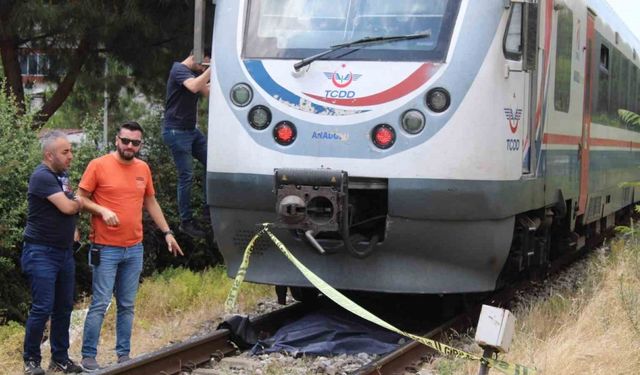 Karşı geçmek isteyen yaşlı kadın trenin altında kaldı