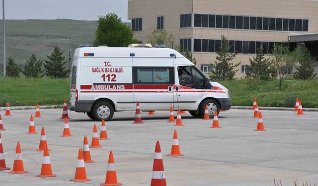 Kars’ta ambulans sürüş eğitimleri nefes kesti