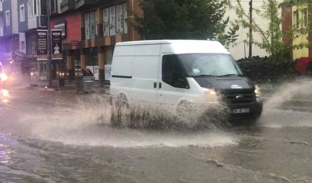 Kars’ta sağanak caddeleri göle çevirdi