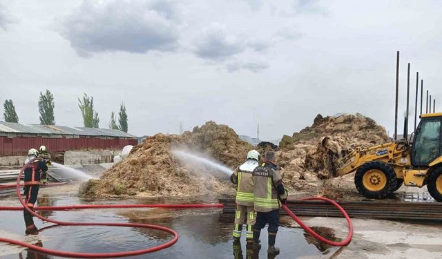 Kaynak makinesinden çıkan kıvılcımlar istiflenmiş saman balyalarını küle çevirdi