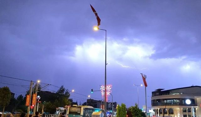 Kayseri’de şimşekler geceyi gündüze çevirdi