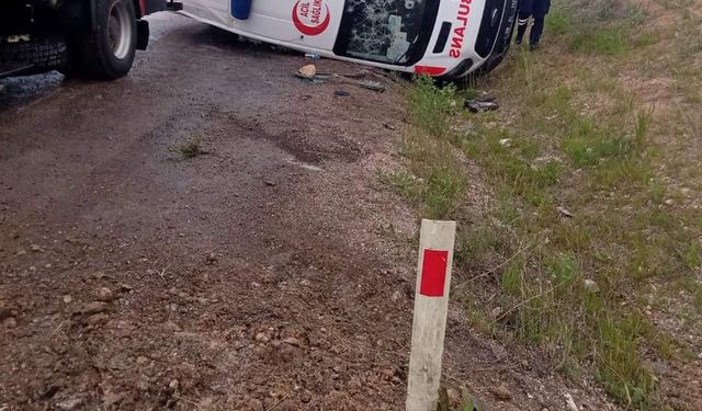 Kaza ihbarına giden ambulans kaza yaptı: 3 yaralı