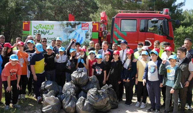 Kazdağları’nda “Orman Benim” etkinliğinde yarım saatte 1 ton çöp topladılar