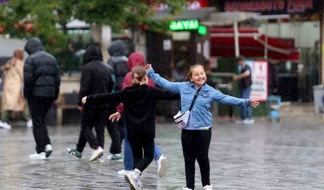 Kimisi yağmurdan kaçtı, kimisi de tadını çıkardı