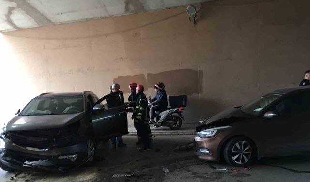 Kocaeli’de 2 otomobil kafa kafaya çarpıştı: 2 yaralı