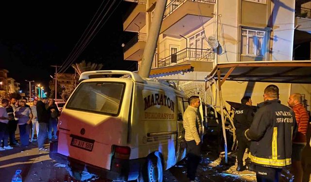 Kontrolden çıkan kamyonet elektrik direğine çarptı, o anlar kamerada: 3 yaralı