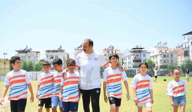 Konyaaltı Belediye Başkanı Cem Kotan, çocuklarla futbol oynadı