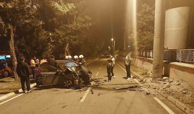 Konya’da otomobil aydınlatma direğine çarptı: 4 yaralı