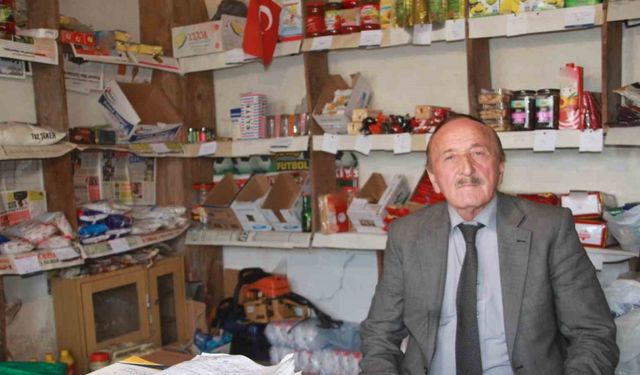 Köy bakkalını 50 yıldır sakal tıraşlı ve takım elbiseli işletiyor: “Önce kendime, sonra da insanlara saygım var”