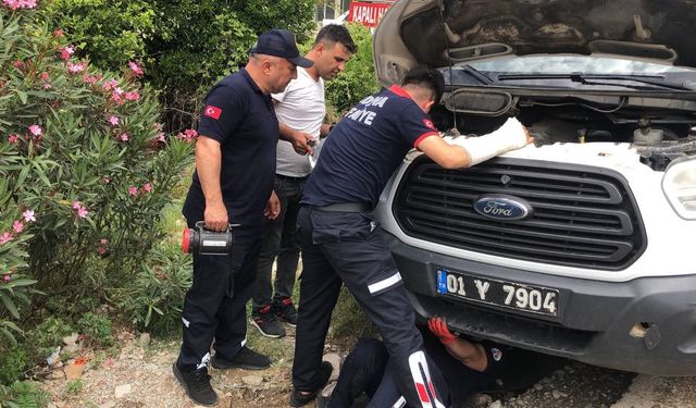 Kozan’da aracın motoruna giren kediyi CANKUR ekipleri kurtardı