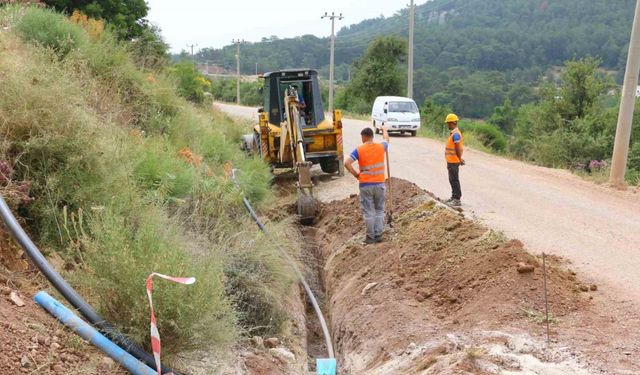 Kumluca’nın kırsal mahallelerinde içme suyu hatlarını yeniliyor