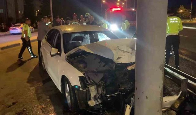 Kütahya’da otomobil elektrik direğine çarptı: 1 yaralı