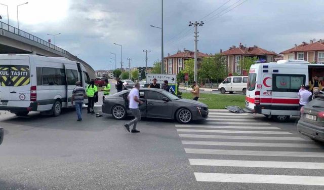 Kütahya’da otomobil ile minibüs çarpıştı:  2 yaralı