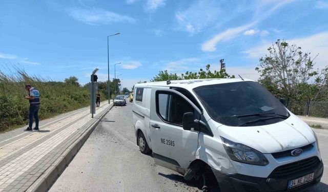 Lastiği patlayan araç park halindeki otomobile çarparak durabildi