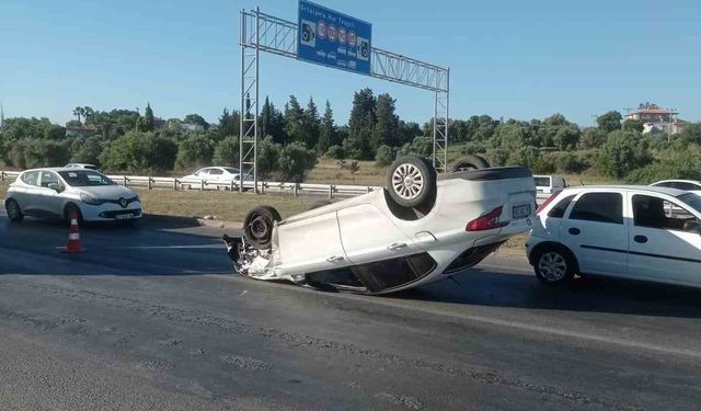 Lastiği patlayan otomobil önündeki araca çarpıp devrildi: 2 yaralı