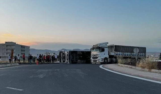 Mardin’de buğday yüklü kamyon devrildi: 1 yaralı