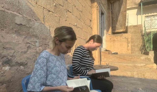Mardin’de iki kız kardeşin okuma azmi engel tanımıyor