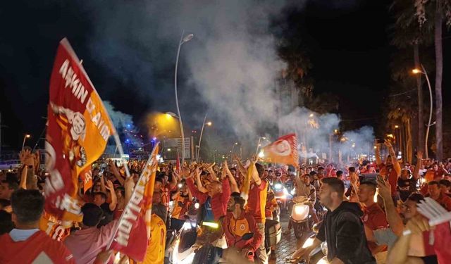 Marmaris’te Galatasaray taraftarları şampiyonluğu kutluyor