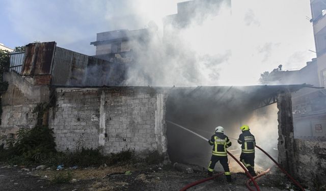 Mersin’de iş yeri yangını itfaiye ekiplerince söndürüldü