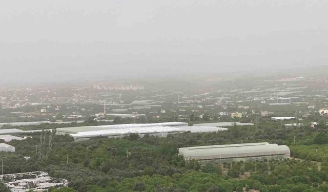 Mersin’i toz bulutu kapladı, araçlar çamura bulandı