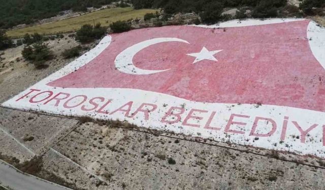 Mersin’in simgesi haline gelen dev Türk bayrağı bakıma alınıyor