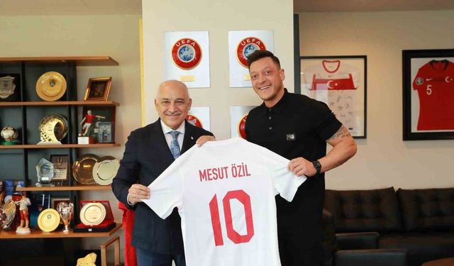 Mesut Özil’den TFF Başkanı Mehmet Büyükekşi’ye ziyaret