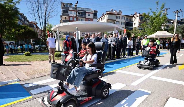 Minikler trafik kurallarını eğlenerek öğreniyor