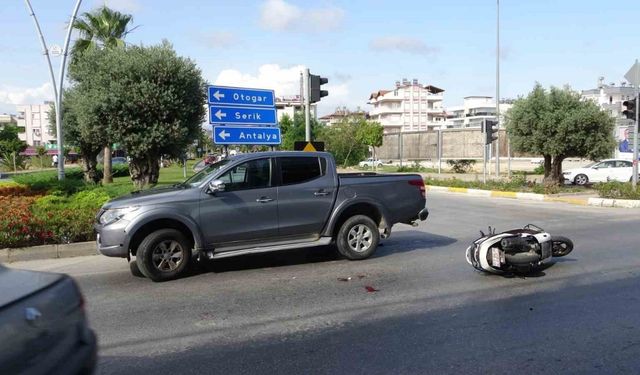 Motosiklet kamyonete çarptı: 1 yaralı