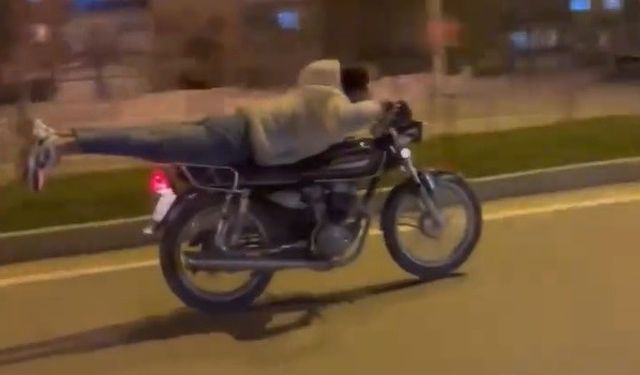 Motosikletle akrobatik hareketler yapan kişiler, kendilerini takip eden polisleri de çekerek sosyal medyadan paylaştılar