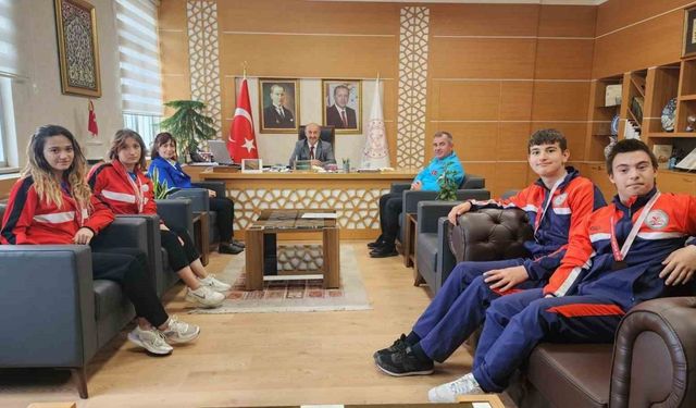 Müdür Başyiğit, Okul Sporları Türkiye Şampiyonası’nda derece elde eden özel öğrencileri kabul etti