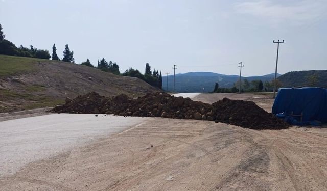 Müteahhit yolu toprakla kapatınca sürücüler evlerine gidemedi